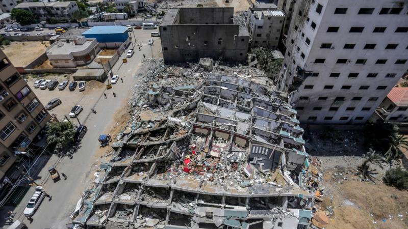 أنقاض برج الجلاء في غزة الذي دمرته المقاتلات الإسرائيلة في مايو الماضي
