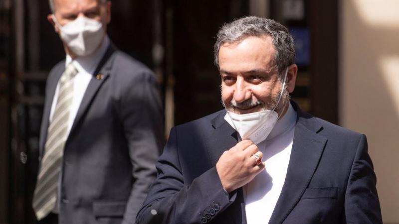 قال كبير المفاوضين الإيرانيين عباس عراقجي إن اجتماع اليوم في فيينا سيقيّم نتيجة الجولة السادسة من المحادثات (غيتي)