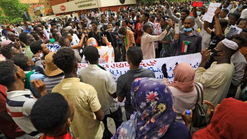 متظاهرون سودانيون أثناء مسيرة اليوم للمطالبة بالعدالة للمتظاهرين الذين قتلوا خلال المظاهرات المناهضة للحكومة قبل عامين (غيتي)