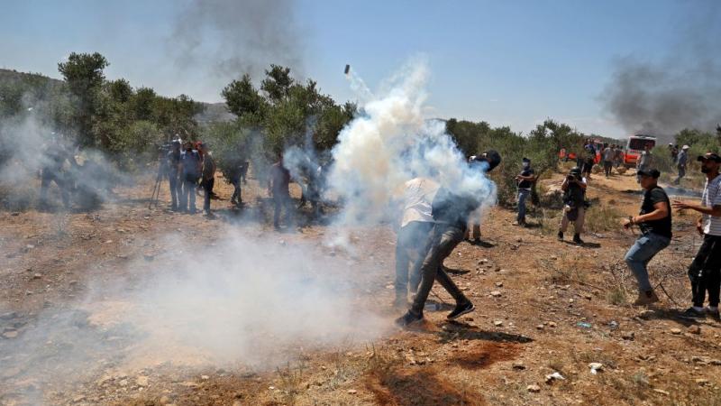 اندلعت اشتباكات بين فلسطينيين وجيش الاحتلال بمحيط منطقة جبل صبيح