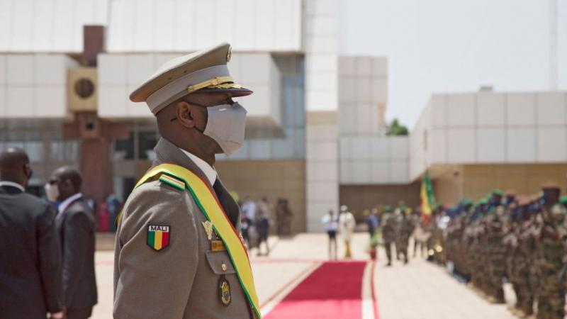 نُصب الكولونيل أسيمي غويتا البالغ 37 عامًا رئيسًا انتقاليًا لمالي في احتفال في العاصمة باماكو (غيتي)