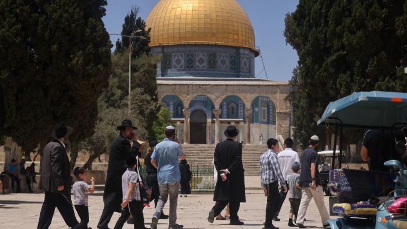 أعلنت دائرة الأوقاف الإسلامية أن القدس أن 44 مستوطنًا اقتحموا المسجد الأقصى (غيتي)