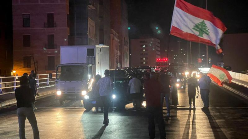عادت الاحتجاجات إلى الشوارع اللبنانية في الأيام الأخيرة بسبب الأوضاع الاقتصادية والاجتماعية المتردية (غيتي)