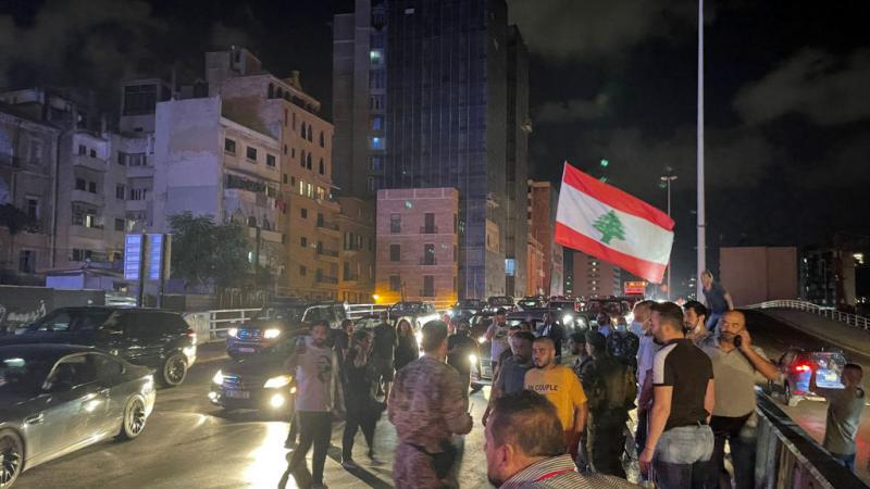 شهدت العاصمة اللبنانية بيروت ليلًا تحرّكات نظّمها عدد من الشبان في أكثر من منطقة، احتجاجًا على تدهور الأوضاع (غيتي)