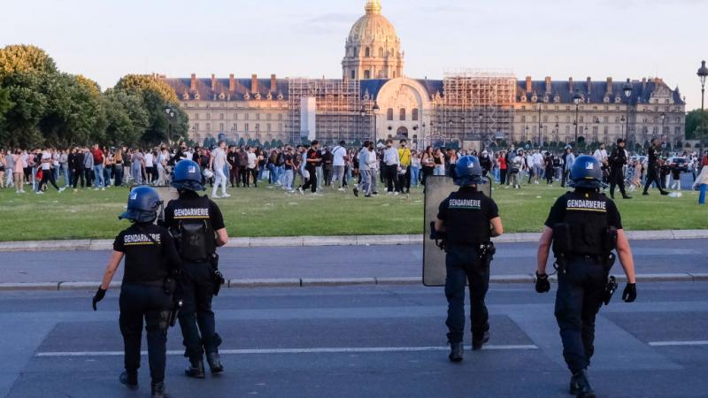 فضت الشرطة الاحتفال وسط باريس على خلفية "عدم الالتزام بالقواعد الصحيّة"