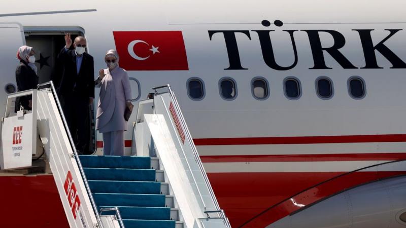 الرئيس التركي رجب طيب أردوغان في مطار إسطنبول قبل مغادرته إلى بروكسل حيث تُعقد قمة حلف الأطلسي (غيتي)