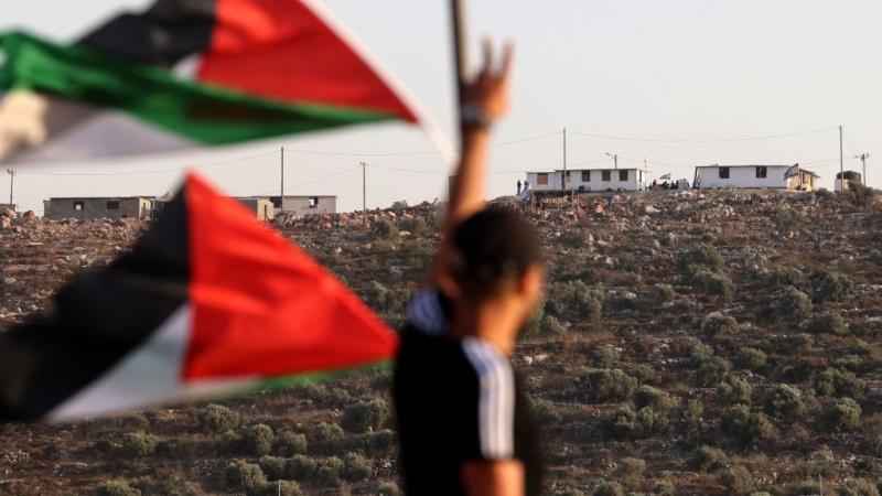 تشهد بلدة بيتا مواجهات بين الفلسطينيين وجنود الاحتلال الإسرائيلي رفضًا لإقامة بؤرة استيطانية في جبل صبيح (غيتي)