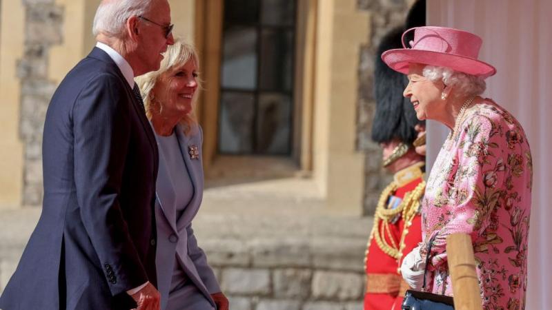 استقبلت الملكة إليزابيث الثانية الرئيس الأميركي جو بايدن مع استعراض بحرس الشرف تلاه احتساء الشاي في قصر وندسور غرب لندن (غيتي)