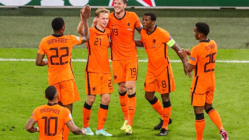 فرحة لاعبي منتخب هولندا بالفوز على أوكرانيا ضمن منافسة كأس أمم أوروبا (