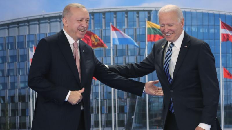 الرئيس الأميركي جو بايدن مع الرئيس التركي رجب طيب أردوغان عقب اجتماع الناتو في بروكسل