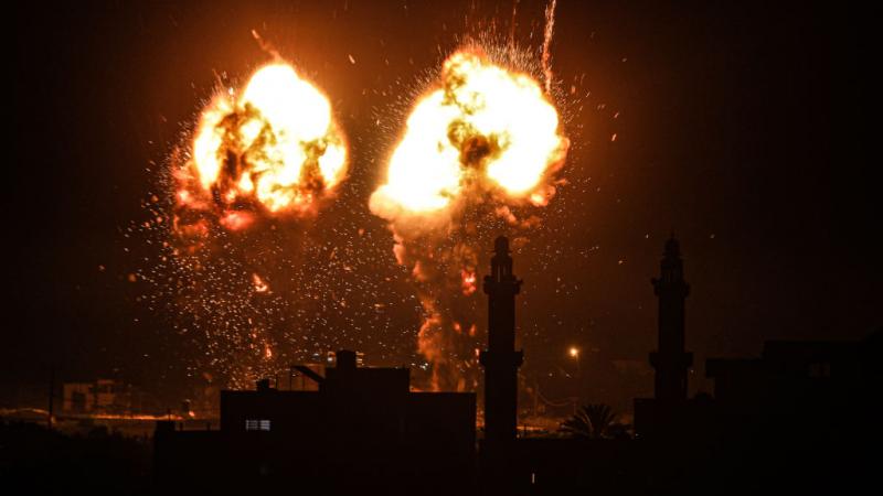 ظهور ألسنة اللهب بعد أن أصابت غارة للاحتلال الإسرائيلي أهدافاً لفصائل المقاومة في غزة (غيتي)