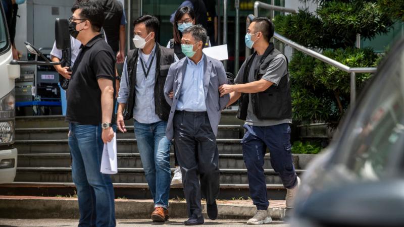 في أثناء اعتقال مسؤولين من صحيفة "أبل ديلي" في هونغ كونغ (غيتي)