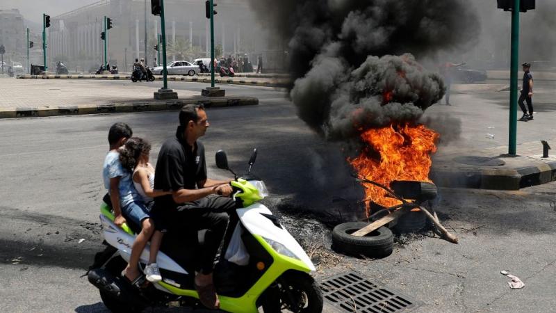 قطع متظاهرون عددًا من الشوارع في بيروت احتجاجًا على الأوضاع الاقتصادية والمعيشية في لبنان (غيتي)
