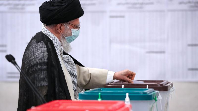 خامنئي يفتتح التصويت للانتخابات الرئاسية الايرانية.