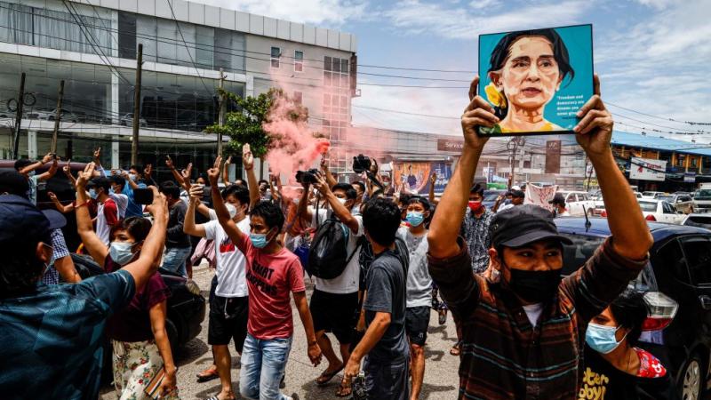 نزل المتظاهرون إلى شوارع ميانمار للتعبير عن تضامنهم مع سو تشي بمناسبة عيد ميلادها 