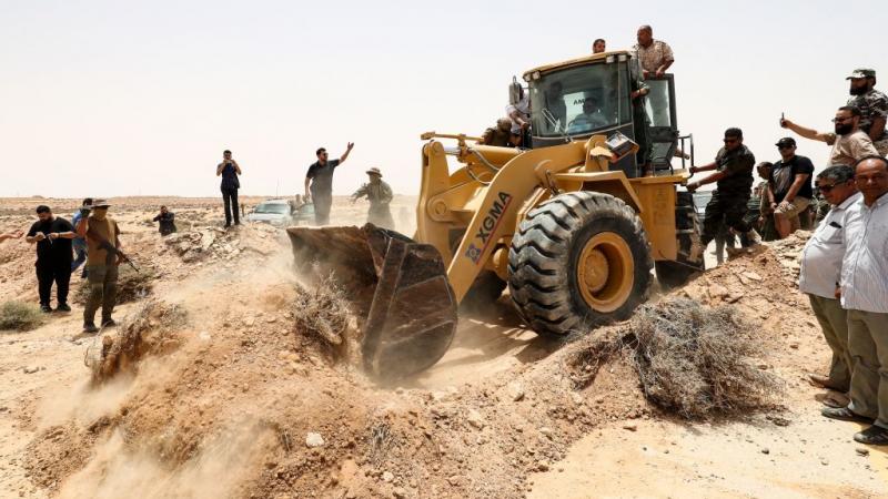 تقوم القوات الحكومية الليبية بفتح بعض الطرقات وإزالة العوائق بين مصراتة وسرت بغية افتتاح الطريق الساحلية بشكل كامل (غيتي)