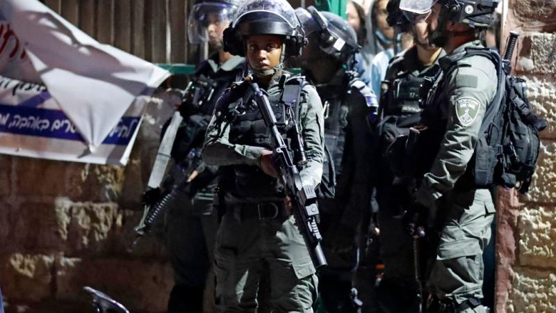 يواصل المستوطنون الاعتداء على أهالي حي الشيخ جراح في القدس المحتلة بحراسة شرطة الاحتلال الإسرائيلي (غيتي)