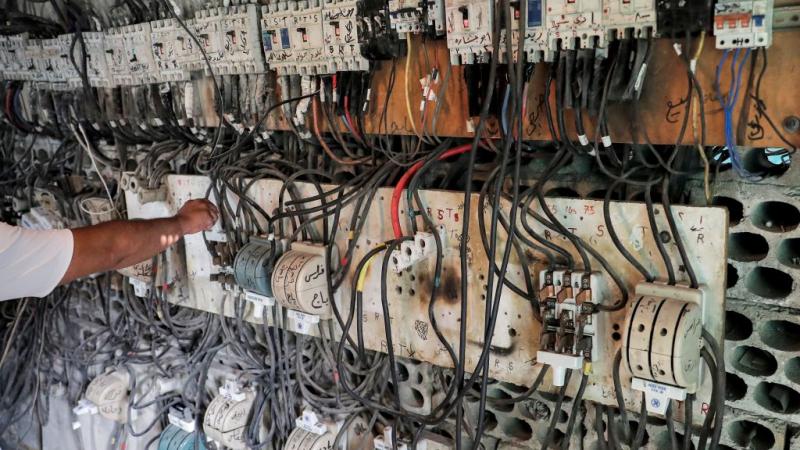 يواجه لبنان مشكلة متفاقمة في قطاع الكهرباء بسبب المعامل المتداعية، ما أجبر غالبية المواطنين على دفع فاتورتين، واحدة للدولة وأخرى لأصحاب المولّدات (غيتي)