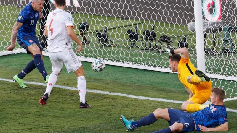 لاعب وسط سلوفاكيا يوراي كوتسكا يسجل هدفًا في مرماه وهو الهدف الخامس لإسبانيا 