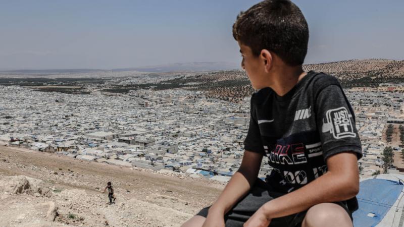 يعيش أكثر من أربعة ملايين سوري، معظم في الخيام في ريف إدلب، وسط ظروف معيشية واقتصادية متردية (غيتي)