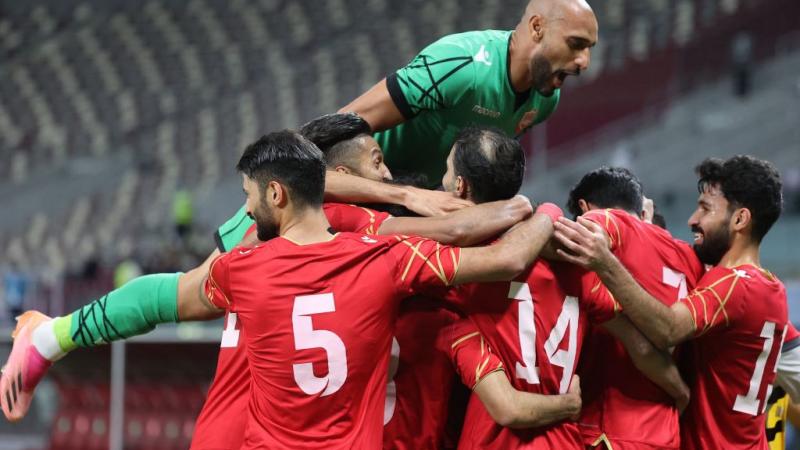 فرحة لاعبي منتخب البحرين بالتأهل إلى نهائيات بطولة كأس العرب (غيتي)