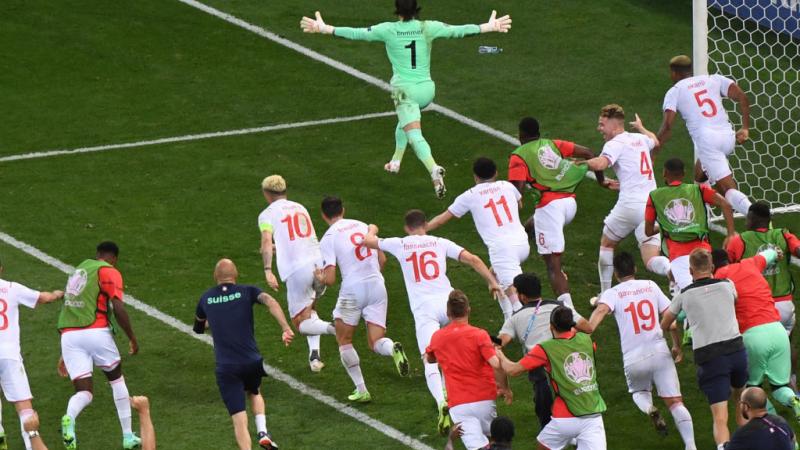 لاعبو سويسرا يحتفلون بالفوز على فرنسا 