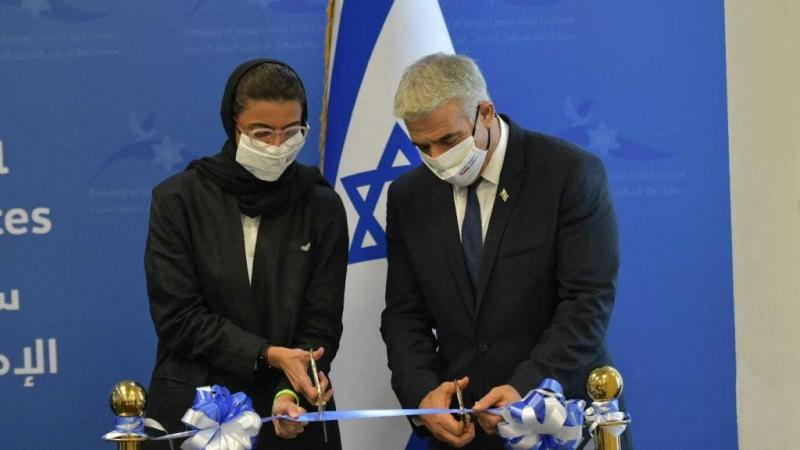لابيد يقص شريط افتتاح السفارة الإسرائيلية إلى جانب وزيرة الثقافة الإماراتية 