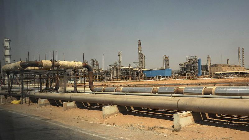 زادت صادرات طهران من النفط إلى مليوني برميل يوميًا في 2016 ووصلت إلى ذروة عند 2.8 مليون برميل يوميًا قبل فرض العقوبات عليها عام 2018 