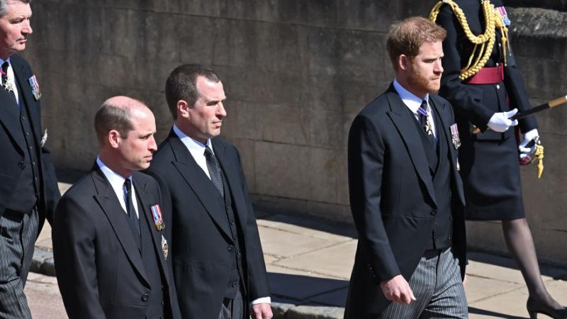 الأمير ويليام والأمير هاري خلال جنازة الأمير فيليب (غيتي) 