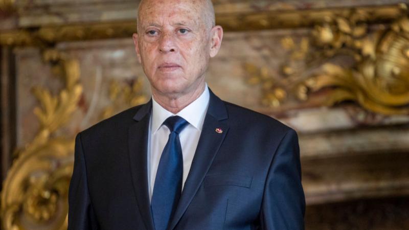 يسود جدل في تونس بشأن مواقف الرئيس قيس سعيّد الذي دعا إلى تغيير الدستور والنظام السياسي (غيتي)