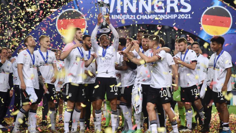 احتفال منتخب ألمانيا دون الـ21 عامًا بكأس بطولة أوروبا (غيتي)