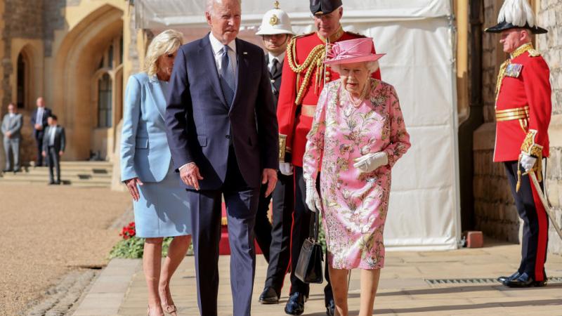 ضرت الملكة مرتدية ثوبًا مزينًا بالورود وقبعة زهرية بصحبة جو بايدن وزوجته جيل عرضًا لحرس الشرف