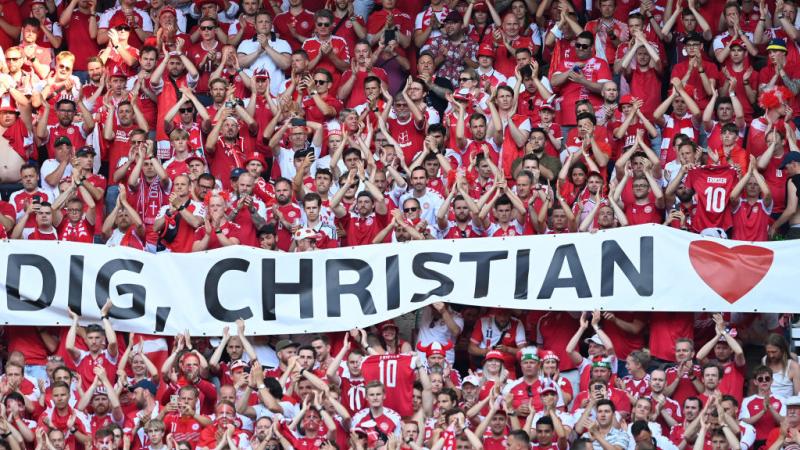 من تكريم كريستيان إريكسن خلال يورو 2020 حيث صفق اللاعبون و25 ألف متفرج لمدة دقيقة للتعبير عن تقديرهم لصانع اللعب