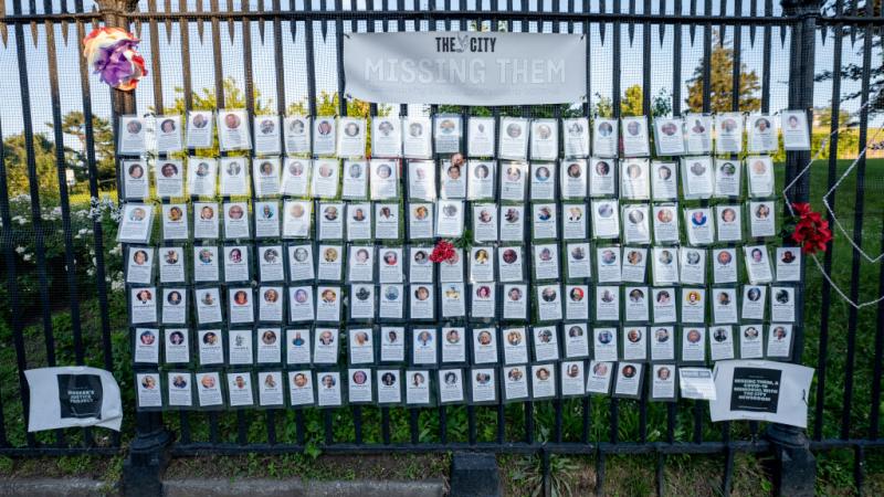 أسماء ضحايا كوفيد 19 على سياج مقبرة في منطقة بروكلين في مدينة نيويورك (غيتي)