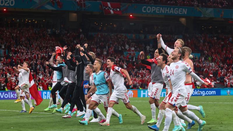لاعبو الدنمارك يحتفلون بعد فوزهم الكبير على روسيا