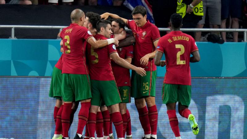 فرحة المنتحب البرتغالي بعد تسجيل رونالدو الهدف الثاني لفريقه ضد فرنسا