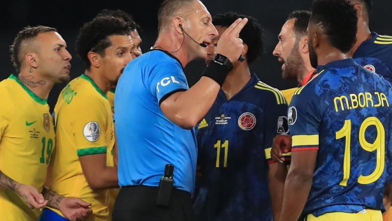 رفض مدرب كولومبيا الحديث عن واقعة اصطدام الكرة بالحكم، واكتفى بالقول: "أعتقد أن ما حدث مع الحكم شتت تركيز فريقي" (غيتي)