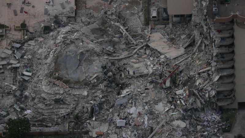 انهيار جزء من مبنى سكني مكون من 12 طابقًا في ميامي (غيتي)