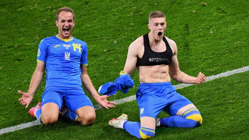 فرحة لاعبي أوكرانيا بالفوز على السويد