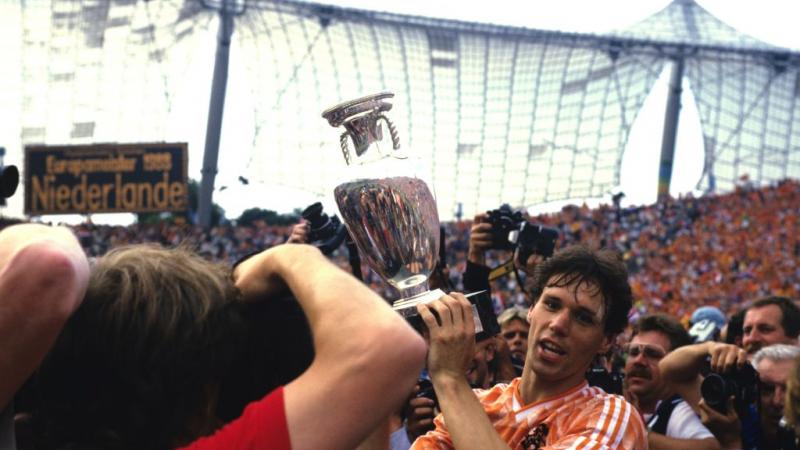 فان باستن حاملاً كأس البطولة عام 1988 (غيتي)