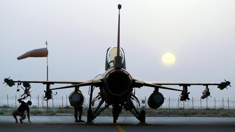 شاركت طائرات من نوع أف 16 تابعة للقوات الجوية المتمركزة في المنطقة في الغارات مستخدمة قنابل متعددة (أرشيف - غيتي)