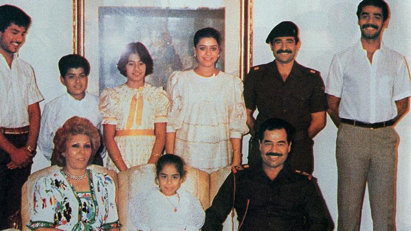 صورة تجمع عائلة الرئيس الأسبق صدام حسين تعود لعام 1988 وتظهر ابنته حلا إلى جانبه (غيتي)