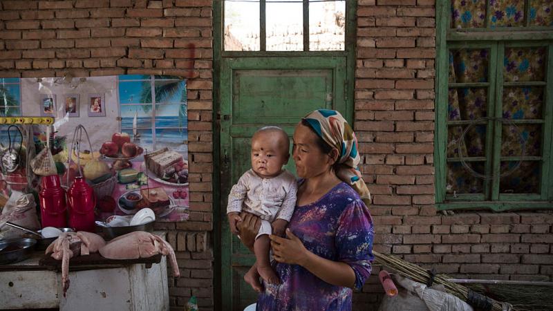 أم وطفلها من أقلية الأيغور في جنوب إقليم شينغيانغ (أرشيف-غيتي)
