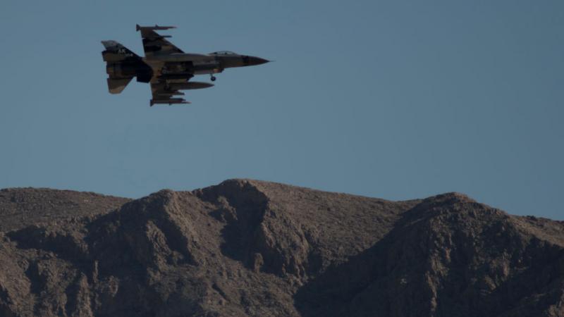 شاركت طائرات من نوع أف 16 تابعة للقوات الجوية الأميركية المتمركزة في المنطقة في الغارات مستخدمة قنابل متعددة (أرشيف - غيتي)