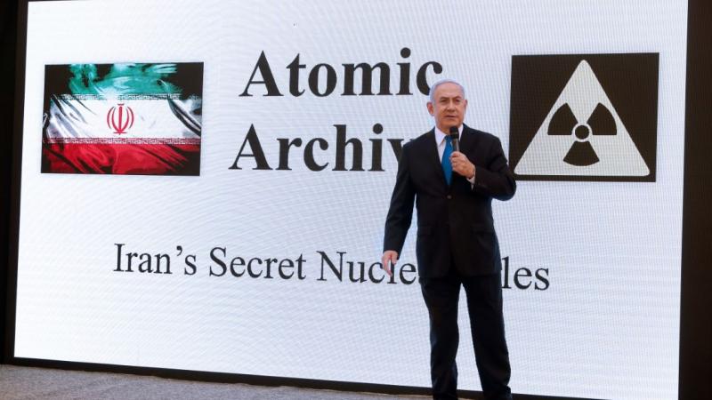 رئيس الوزراء الإسرائيلي بنيامين نتنياهو خلال عرضه وثائق مزعومة عن برنامج إيران النووي عام 2018 (غيتي)