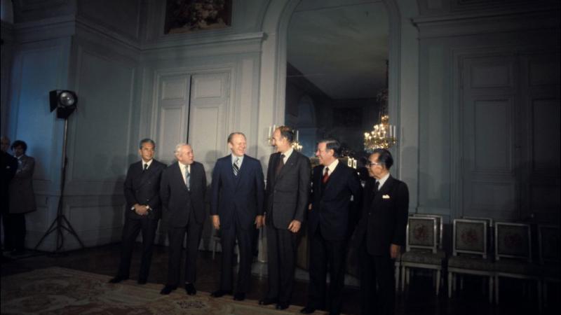رئيس الوزراء الايطالي ألدو مورو، ورئيس الوزراء البريطاني هارولد ويلسون، والرئيس الأميركي جيرالد فورد، والرئيس الفرنسي فاليري جيسكار ديستان، والمستشار الألماني هيلموت شميدت، ورئيس الوزراء الياباني تاكيو ميكي، في أول قمة للدول الستة عام 1975 (غيتي)