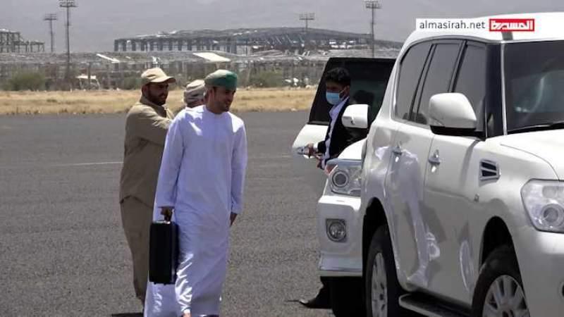 لحظة وصول الوفد العماني برفقة قيادات حوثية إلى صنعاء.