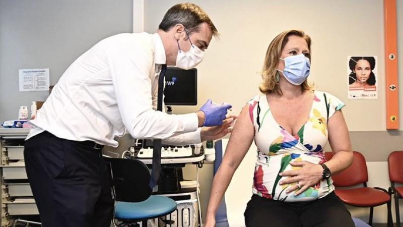 وزير الصحة الفرنسي أوليفييه فيران طبيب يحقن زميلته أوليفيا غريغوار بالجرعة الثانية من لقاح كوفيد-19 (تويتر- حساب أوليفيا غريغوار)