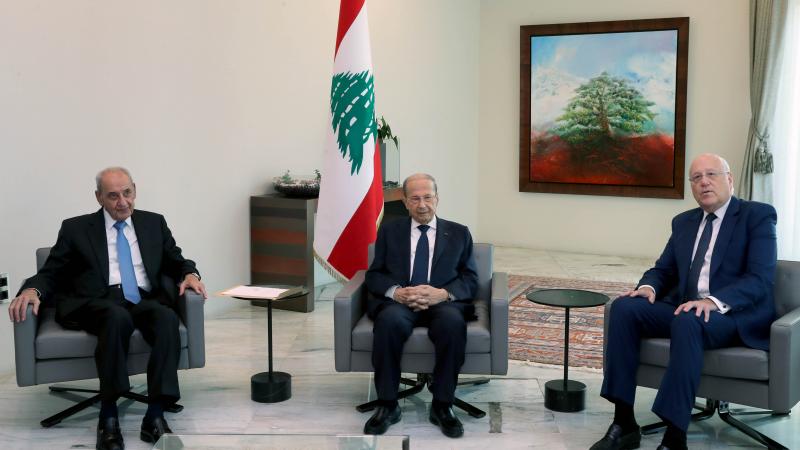 نجيب ميقاتي يتبلغ تكليفه تشكيل الحكومة اللبنانية من الرئيس ميشال عون بحضور رئيس البرلمان نبيه بري (غيتي)