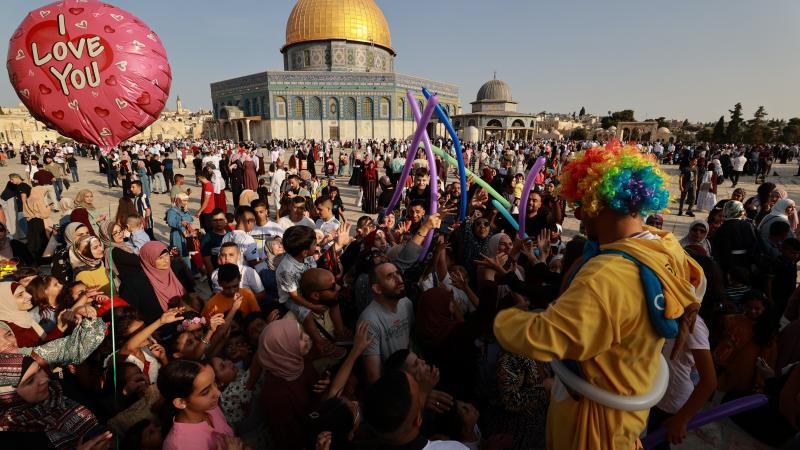 بدأ توافد المصلين إلى المسجد من أنحاء القدس منذ ساعات الفجر (غيتي)